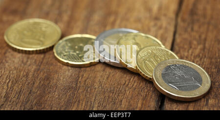Sterlina inglese e delle monete in euro su una superficie di legno Foto Stock