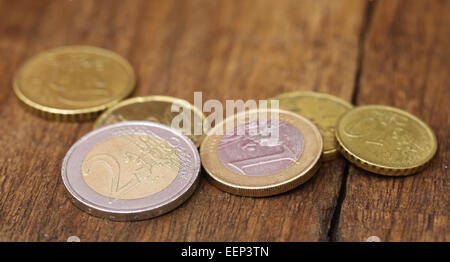 Sterlina inglese e delle monete in euro su una superficie di legno Foto Stock