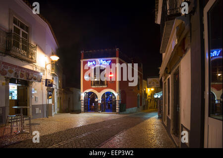 Bar di notte con le insegne al neon nel centro della città di Lagos in western Algarve Portogallo Foto Stock