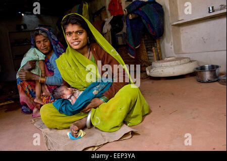 Un Janani Express ambulanza, Janani significa "madre" in Hindi, trasporta le donne incinte a centri di salute per dare nascita. Foto Stock