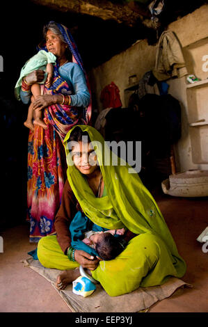 Un Janani Express ambulanza, Janani significa "madre" in Hindi, trasporta le donne incinte a centri di salute per dare nascita. Foto Stock