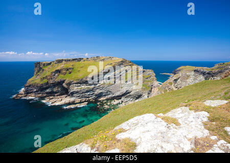 Tintagel testa e il castello di Cornwall Inghilterra spesso collegati con la storia di Re Artù Foto Stock