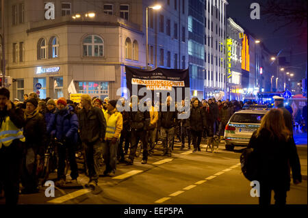 Monaco di Baviera, Germania. Xx gen, 2015. I dimostranti tenere un cartello che recita "Abolire la protezione federale della Costituzione' a una protesta a Monaco di Baviera, Germania, 20 gennaio 2015. Il intiative 'Keupstrasse ueberall ist' (lit. Keup street è ovunque) chiamato per la dimostrazione al fine di prendere posizione contro il razzismo e la xenofobia e per la domanda di una perfetta spiegazione per il NSU omicidi e attacchi. Foto: TOBIAS HASE/dpa/Alamy Live News Foto Stock