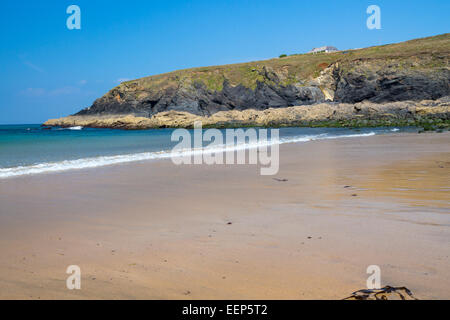 Giornata d'estate a Poldhu Cove sulla penisola di Lizard Cornwall Inghilterra UK Europa Foto Stock