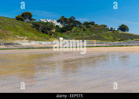 Giornata d'estate a Poldhu Cove sulla penisola di Lizard Cornwall Inghilterra UK Europa Foto Stock