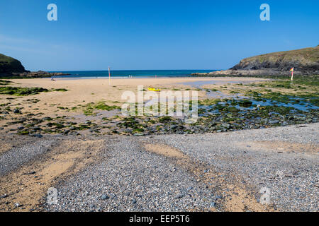 Giornata d'estate a Poldhu Cove sulla penisola di Lizard Cornwall Inghilterra UK Europa Foto Stock