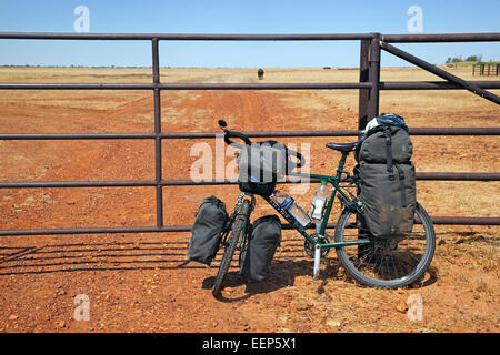 Touring bicicletta dotata di gerle e manubrio borsa nell'outback australiano, Territorio del Nord, l'Australia Foto Stock