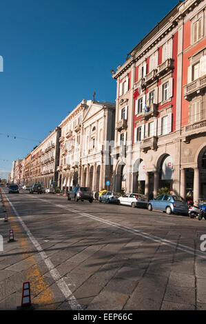 La prospettiva della città di Cagliari, la strada principale di via Roma, di fronte al porto, Sardegna, Italia Foto Stock