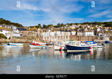 Bella giornata d'estate al porto Mousehole vicino a Penzance Cornwall Inghilterra UK Europa Foto Stock