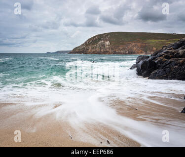 La pesca remota insenatura nel Portheras Cove vicino Pendeen in Penwith Cornwall Inghilterra UK Europa Foto Stock