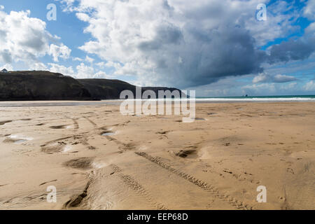 Cielo drammatico sulla spiaggia a Perranporth Cornwall Inghilterra UK Europa Foto Stock