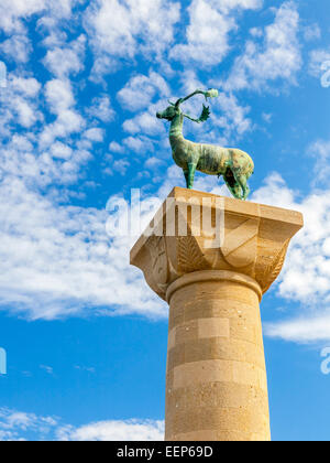 Uno dei due cervi in bronzo statue all'ingresso Mandraki Harbour Rodi Grecia Europa Foto Stock