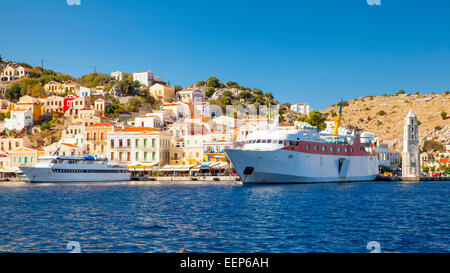 Barche nel porto sull'isola greca di Symi nel Dodecanneso grecia Europa Foto Stock