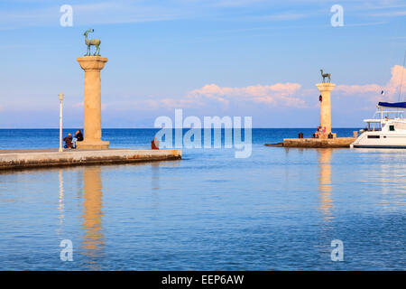 Statue di cervo all'ingresso Mandraki Harbour Rodi Grecia Europa Foto Stock