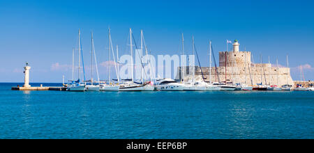 Statue di cervo e il Forte di San Nicola all'ingresso Mandraki Harbour Rodi Grecia Europa Foto Stock