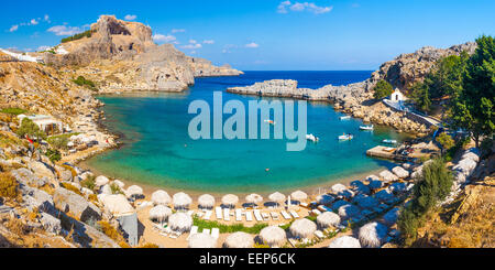 Scatto panoramico che si affaccia su St Pauls Bay a Lindos sull' isola di Rodi Grecia Europa Foto Stock