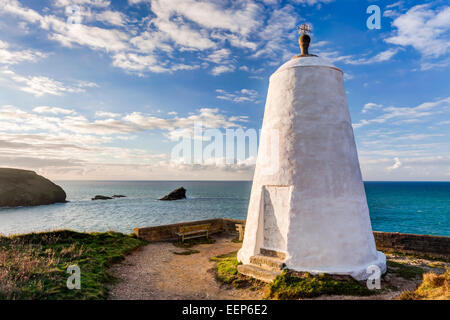 La segnalazione pepperpot sulla collina del faro Portreath Cornwall. Una volta utilizzato come un rifugio dal quale un Huer si macchia sholes di Pilch Foto Stock