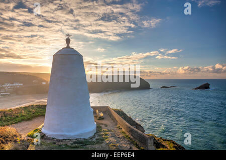 La segnalazione pepperpot sulla collina del faro Portreath Cornwall. Una volta utilizzato come un rifugio dal quale un Huer si macchia sholes di Pilch Foto Stock