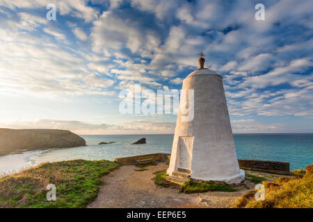 La segnalazione pepperpot sulla collina del faro Portreath Cornwall. Una volta utilizzato come un rifugio dal quale un Huer si macchia sholes di Pilch Foto Stock