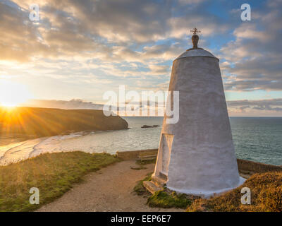 La segnalazione pepperpot sulla collina del faro Portreath Cornwall. Una volta utilizzato come un rifugio dal quale un Huer si macchia sholes di Pilch Foto Stock