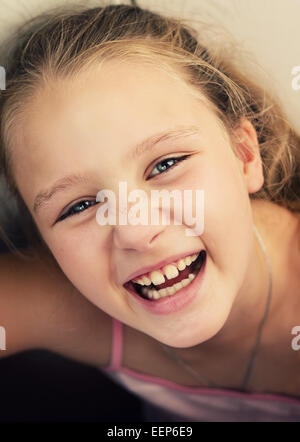 Felice carino bambina è ridere Foto Stock