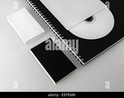 Biglietti da visita, compact disc e il blocco note. Modello per l'identità del marchio per i progettisti. Profondità di campo. Foto Stock