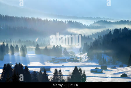 Raggi di sole durante l'inverno Alpi, Baviera, Germania Foto Stock