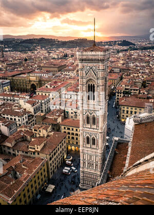 Tramonto vista sul Campanile di Giotto Torre Campanaria e sui tetti della città di Firenze, Italia. Foto Stock