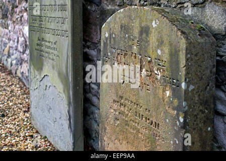 Indossato e stagionato lapidi ebraiche in quello che fu il primo ebreo terreno di sepoltura in Scozia, aperto nel 1816. Foto Stock