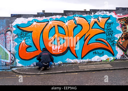 Graffiti artist preparazione di vernice su una parete legale nella Cittã Vecchia di Edimburgo,. Foto Stock