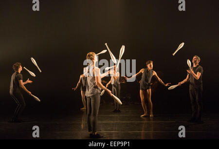 Prove abito di Gandini Juggling è di nuovo mostra 4 x 4 Architetture effimere. Quattro ballerini classici, con la coreografia di ex Royal Ballet prima artista Ludovic Ondiviela, unisciti a quattro di Gandini's giocolieri. Prima mondiale al Linbury Studio Theatre, Royal Opera House, 13 al 15 gennaio 2015. Lo spettacolo è parte del London International Mime Festival ed è seguita da un tour del Regno Unito. Ballerini: Kieran Stoneley, Kate Byrne, Erion O'Toole e Joe Vescovo, giocolieri: Kim Huynh, Sakari Männistö, Owen Reynolds e Kati Ylä-Hokkala. Foto Stock