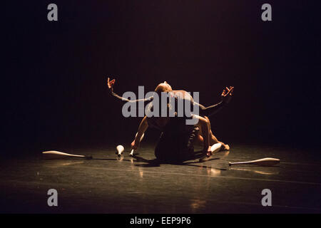 Prove abito di Gandini Juggling è di nuovo mostra 4 x 4 Architetture effimere. Quattro ballerini classici, con la coreografia di ex Royal Ballet prima artista Ludovic Ondiviela, unisciti a quattro di Gandini's giocolieri. Prima mondiale al Linbury Studio Theatre, Royal Opera House, 13 al 15 gennaio 2015. Lo spettacolo è parte del London International Mime Festival ed è seguita da un tour del Regno Unito. Ballerini: Kieran Stoneley, Kate Byrne, Erion O'Toole e Joe Vescovo, giocolieri: Kim Huynh, Sakari Männistö, Owen Reynolds e Kati Ylä-Hokkala. Foto Stock