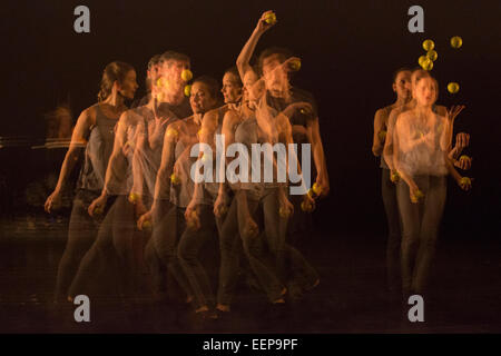 Nella fotocamera esposizione multipla. Prove abito di Gandini Juggling è di nuovo mostra 4 x 4 Architetture effimere. Quattro ballerini classici, con la coreografia di ex Royal Ballet prima artista Ludovic Ondiviela, unisciti a quattro di Gandini's giocolieri. Prima mondiale al Linbury Studio Theatre, Royal Opera House, 13 al 15 gennaio 2015. Lo spettacolo è parte del London International Mime Festival ed è seguita da un tour del Regno Unito. Ballerini: Kieran Stoneley, Kate Byrne, Erion O'Toole e Joe Vescovo, giocolieri: Kim Huynh, Sakari Männistö, Owen Reynolds e Kati Ylä-Hokkala. Foto Stock