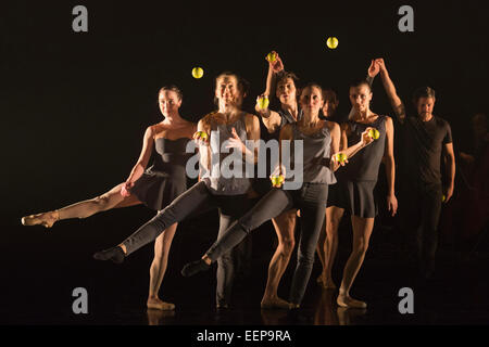 © concesso in licenza a Londra News Foto. 13/01/2015. Londra, Inghilterra. Prove abito di Gandini Juggling è di nuovo mostra 4 x 4 Architetture effimere. Quattro ballerini classici, con la coreografia di ex Royal Ballet prima artista Ludovic Ondiviela, unisciti a quattro di Gandini's giocolieri. Prima mondiale al Linbury Studio Theatre, Royal Opera House, 13 al 15 gennaio 2015. Lo spettacolo è parte del London International Mime Festival ed è seguita da un tour del Regno Unito. Ballerini: Kieran Stoneley, Kate Byrne, Erion O'Toole e Joe Vescovo, giocolieri: Kim Huynh, Sakari Männistö, Owen Reynolds e Kati Ylä-Hokkala. Photo credit: Essere Foto Stock