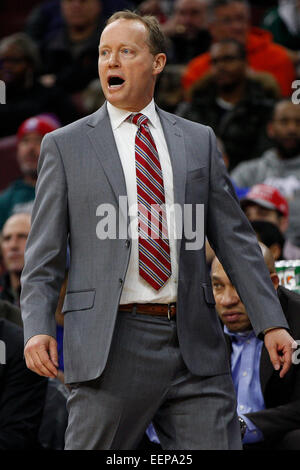 13 gennaio 2015: Atlanta Hawks allenatore Mike Budenholzer reagisce durante il gioco NBA tra Atlanta Hawks e la Philadelphia 76ers presso la Wells Fargo Center di Philadelphia, Pennsylvania. Atlanta Hawks ha vinto 105-87. Foto Stock