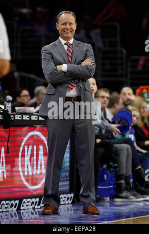 13 gennaio 2015: Atlanta Hawks allenatore Mike Budenholzer reagisce durante il gioco NBA tra Atlanta Hawks e la Philadelphia 76ers presso la Wells Fargo Center di Philadelphia, Pennsylvania. Atlanta Hawks ha vinto 105-87. Foto Stock