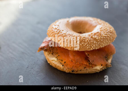 Salmone condito con un bagel di sesamo Foto Stock