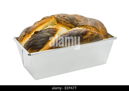 Pane fresco in una teglia da forno su sfondo bianco Foto Stock