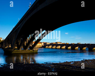 Il Royal Tweed ponte in Berwick Upon Tweed Northumberland Inghilterra costruiti nel Regno Unito nel 1928 e portato il vecchio A1 su strada attraverso la città Foto Stock