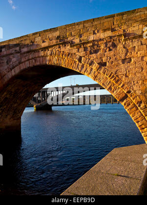 Il Ponte Vecchio e i Royal Tweed Bridge e Royal Border ponte sopra il fiume Tweed a Berwick Upon Tweed Northumberland REGNO UNITO Foto Stock