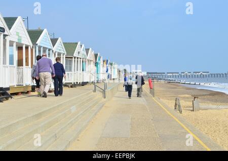 La gente camminare lungo il lungomare di Southwold, Suffolk, Inghilterra, Regno Unito Foto Stock