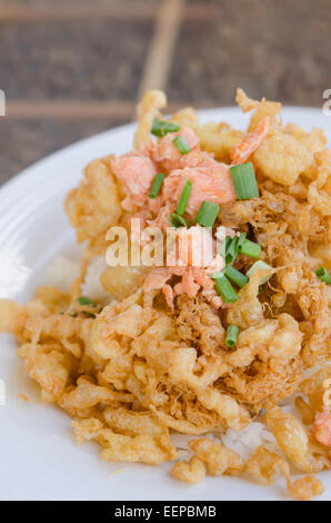 Croccante fritti uova sbattute frittata servita con riso al vapore Foto Stock