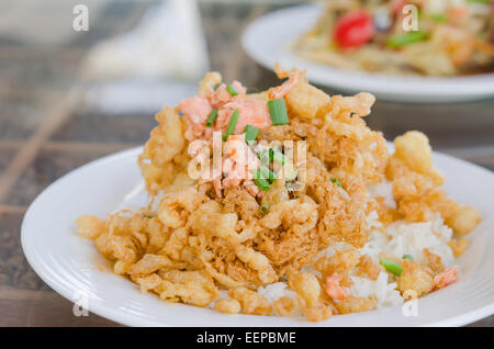 Croccante fritti uova sbattute frittata servita con riso al vapore Foto Stock