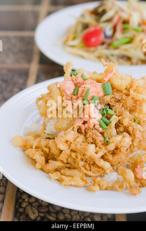 Croccante fritti uova sbattute frittata servita con riso al vapore Foto Stock