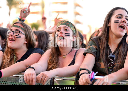 Barcellona - 23 Maggio: ragazze da parte del pubblico di fronte al palco, a fare il tifo per i loro idoli al Primavera Pop. Foto Stock