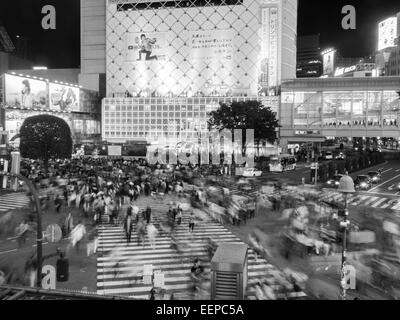 Immagine in bianco e nero di Shibuya attraversando la folla in movimento Foto Stock
