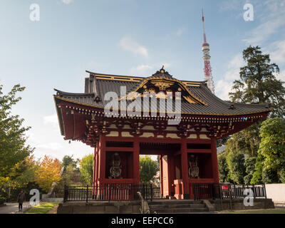 Il tempio di Zojo-ji gate e la Torre di Tokyo in background Foto Stock