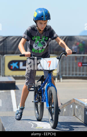 Barcellona - giu 28: un capretto al FMX (Freestyle Motocross) junior concorrenza a LKXA Sport Estremi Giochi di Barcellona. Foto Stock