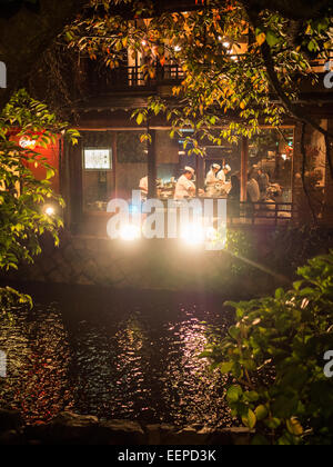 Gion ristorante interno visto dalla strada sopra il canale Foto Stock