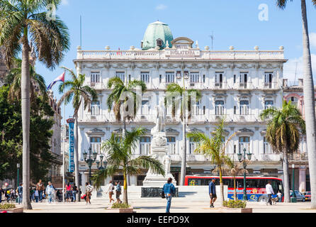 Vista della facciata classica del Hotel Inglaterra, il più vecchio hotel di Cuba con statua di Jose Marti, al Parque Central, Paseo del Prado, Havana Foto Stock